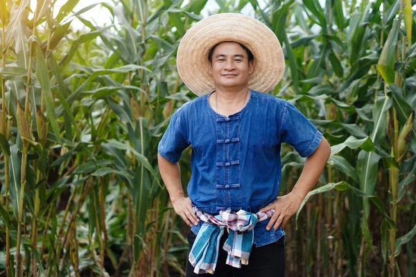 Hombre Asiático Agricultor Lleva Sombrero Camisa Azul Pone Las Manos — Foto de Stock