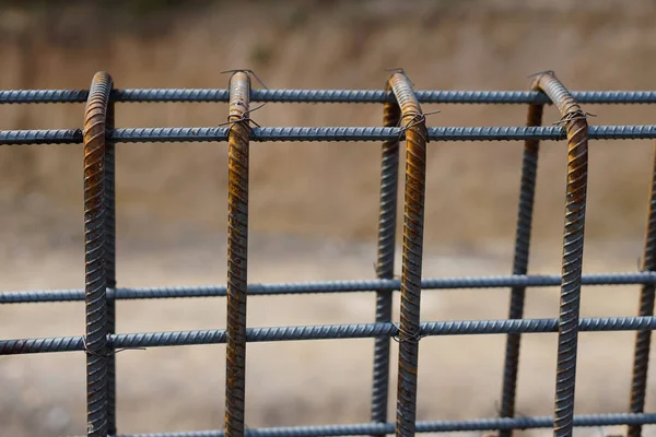 建設現場で新しい建物の基礎を構築するために使用される鉄を抑制します 補強するためのワイヤー鋼棒 — ストック写真