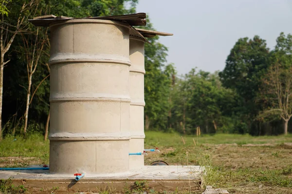 Bahçedeki çimento su tankları, Tayland 'daki yerel bahçıvanların yağmur mevsiminde depolamak ve kurak mevsimde su yokluğunda kullanmak için inşa ettikleri suyu tutmak için. Kuraklık krizi çözümü.