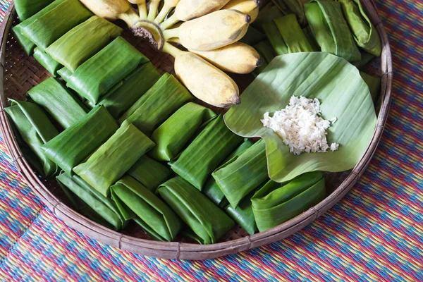 Primer Plano Envuelto Postre Tradicional Con Hojas Plátano Verde Preparar —  Fotos de Stock