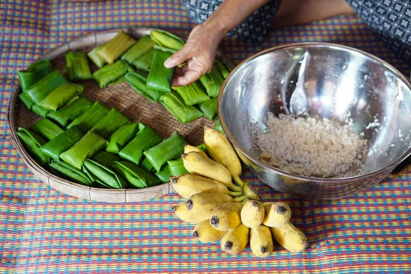 Nahaufnahme Frau Hände Halten Verpackte Traditionelle Dessert Bereiten Cooking Methode — Stockfoto