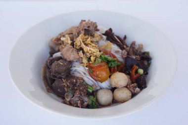 Erişte çorbası veya Kanom Jeen Nam Ngeaw, Tayland geleneksel yemekleri. Kavram: Tayland 'ın kuzeyinde yerel sağlıklı yiyecekler, popüler menü.       