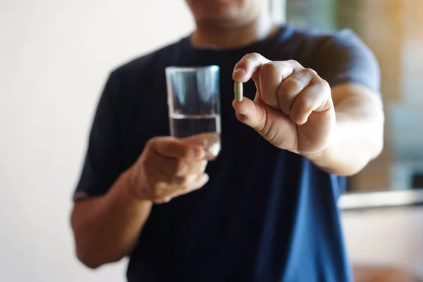 Primer Plano Hombre Mantenga Vaso Agua Cápsulas Píldoras Para Tomar — Foto de Stock