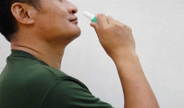 Pendekatan Pria Asia Menggunakan Inhaler Untuk Bau Untuk Menghilangkan Pusing — Stok Foto