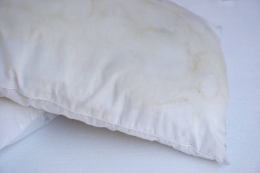 Uzun süre tükürük lekesi olan kirli yastıkları temizlemek ya da değiştirmek gerekir. Konsept: hijyenik olmayan uyku ekipmanları, mikrop kaynağı ya da hastalanmaya yol açan toz akarları  