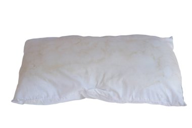 Tükürük lekeli eski kirli yastık, izole beyaz arka plan. Temizlenmem ya da üstümü değiştirmem gerek. Konsept: hijyenik olmayan uyku ekipmanları, mikrop kaynağı ya da hastalanmaya yol açan toz akarları        