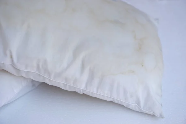 Uzun süre tükürük lekesi olan kirli yastıkları temizlemek ya da değiştirmek gerekir. Konsept: hijyenik olmayan uyku ekipmanları, mikrop kaynağı ya da hastalanmaya yol açan toz akarları  