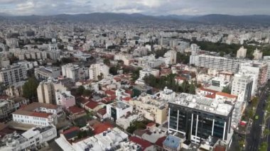 Limasol 'da gezinti güvertesi. Bir İHA, Kıbrıs 'ın en ünlü manzaralarından birinin üzerinde uçuyor..