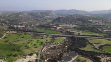 Dağlarda Kıbrıs Türleri. Dağların ve insan yapılarının en üst görüntüsü. Doğada çeşitlilik.