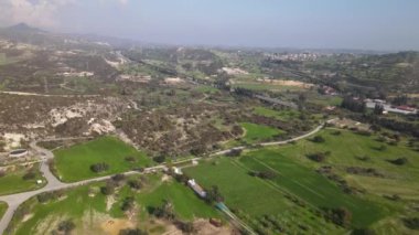 Dağlarda Kıbrıs Türleri. Dağların ve insan yapılarının en üst görüntüsü. Doğada çeşitlilik.