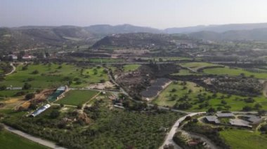 Dağlarda Kıbrıs Türleri. Dağların ve insan yapılarının en üst görüntüsü. Doğada çeşitlilik.