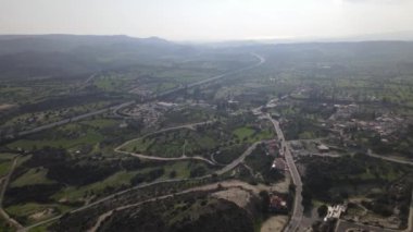 Dağlarda Kıbrıs Türleri. Dağların ve insan yapılarının en üst görüntüsü. Doğada çeşitlilik.