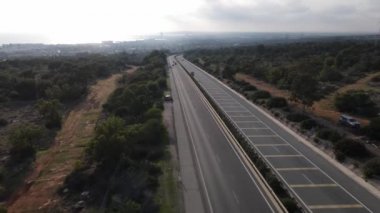 Ayia Napa, Kıbrıs. Şehrin girişindeki yol manzarası var. Yolun tepesinden Ayia Napa. Şehrin girişindeki kavşakta..