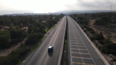 Ayia Napa, Kıbrıs. Şehrin girişindeki yol manzarası var. Yolun tepesinden Ayia Napa. Şehrin girişindeki kavşakta..