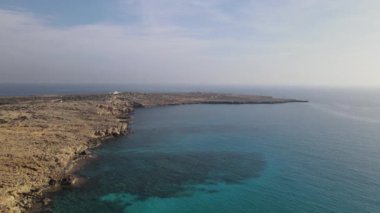 Cape Cavo Greco, Kıbrıs. Cape Cavo Greco 'nun lüks manzarası. Yukarıdan Ponorama 'ya uçuş. Akdeniz.