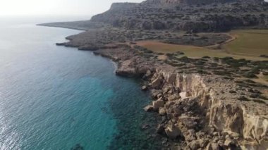 Akdeniz 'de. Kameranın dağların ve denizin üzerinden uçuşu. Dik kayalık uçurum. Kıbrıs
