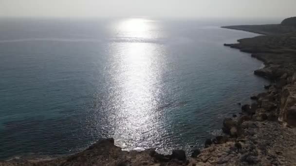 Földközi Tenger Kamera Átrepült Hegyeken Tengeren Meredek Sziklás Szikla Ciprus — Stock videók