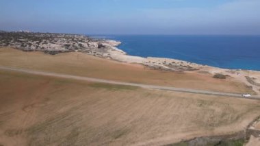Denizin hava fotoğrafçılığı. Gündüz güneşi tarlayı aydınlatıyor. Kıbrıs Rum Kesimi 'nde araba yolculuğu