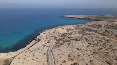Denizin hava fotoğrafçılığı. Gündüz güneşi tarlayı aydınlatıyor. Kıbrıs Rum Kesimi 'nde araba yolculuğu