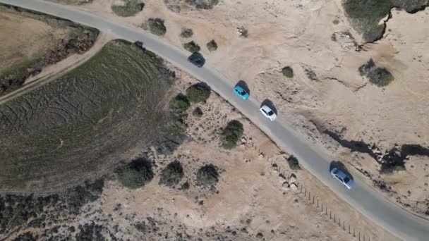海の空中写真 昼間の太陽が畑を照らす キプロスの道路上の車の旅 — ストック動画