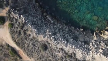 Akdeniz Körfezi 'nde. Dağlar ve uzaktaki evler. Mavi su. Kıbrıs.