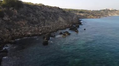 Akdeniz Körfezi 'nde. Dağlar ve uzaktaki evler. Mavi su. Kıbrıs.