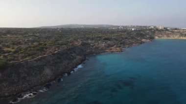 Akdeniz Körfezi 'nde. Dağlar ve uzaktaki evler. Mavi su. Kıbrıs.