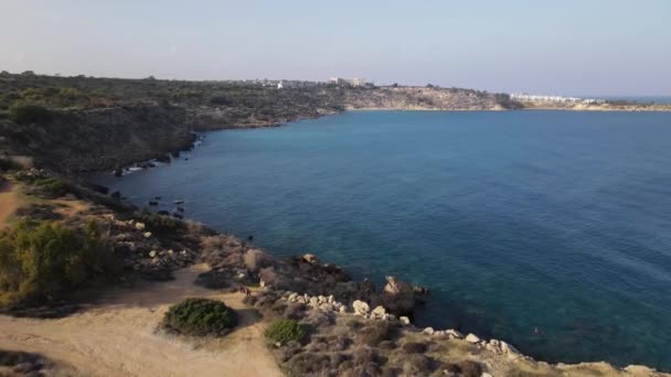 Bahía Mediterráneo Montañas Casas Distancia Agua Azul Chipre — Vídeos de Stock