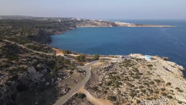 Bahía Mediterráneo Montañas Casas Distancia Agua Azul Chipre — Vídeos de Stock