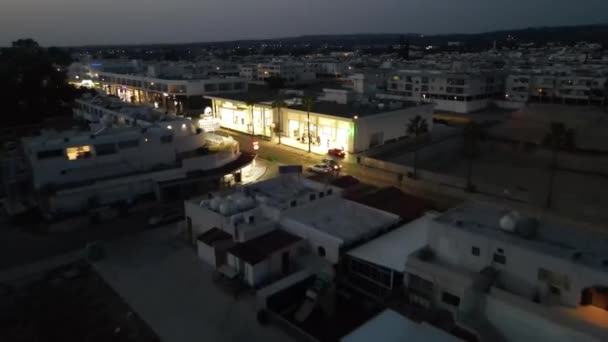 Світло Магазину Вночі Рух Автомобілів Вночі Напа Кіпр Камера Пролітає — стокове відео
