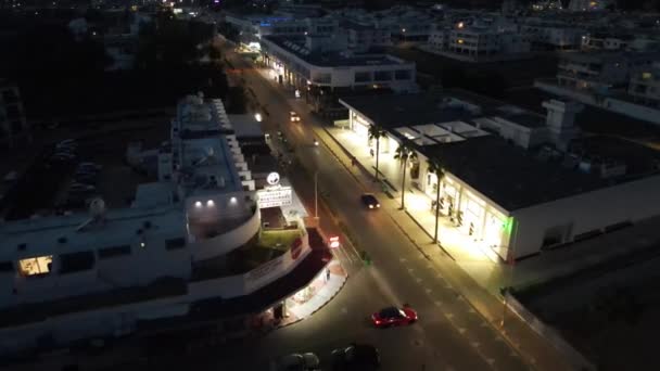 Światło Sklepu Nocy Ruch Samochodów Nocleg Ayia Napa Cyprze Kamera — Wideo stockowe