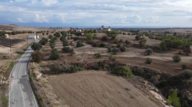 Manzaralı alanda kameranın uçuşu. Deniz uzaklıktan görülebilir. Denizde akşam ışığı. Denizde gün batımı. Akdeniz 'de. Genel plan.