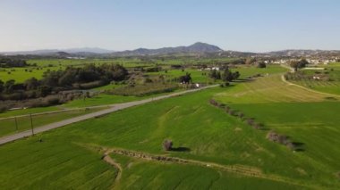Kıbrıs. Yeşil alanların gündüz görüşü. İHA saldırısı. Yeşil çayırların gündüz görüşü. Güzel manzara. Rüzgarlı görünüm.