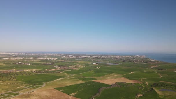 キプロス 地中海の日の景色 ドローンからの撮影 海と緑の牧草地の昼間の景色 フィールドと水 美しい景色 — ストック動画