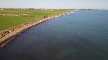 Kıbrıs. Akdeniz 'in gündüz manzarası. Bir İHA 'dan ateş etmek. Gündüz deniz manzarası ve yeşil çayırlar. Tarlalar ve su. Güzel manzara.