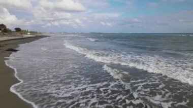 Kıbrıs. Akdeniz 'in gündüz manzarası. Bir İHA 'dan ateş etmek. Gündüz deniz manzarası ve yeşil çayırlar. Tarlalar ve su. Güzel manzara.