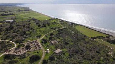Kıbrıs. Akdeniz 'in gündüz manzarası. Bir İHA 'dan ateş etmek. Gündüz deniz manzarası ve yeşil çayırlar. Tarlalar ve su. Güzel manzara.