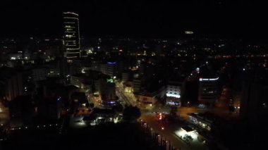 Gece Lefkoşe. Şehir trafiği sağlıyor. Gece şehrinin en iyi manzarası. Kıbrıs geceleri. Karanlıkta Lefkoşe.