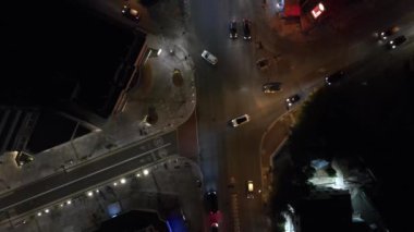 Gece Lefkoşe. Şehir trafiği sağlıyor. Gece şehrinin en iyi manzarası. Kıbrıs geceleri. Karanlıkta Lefkoşe.