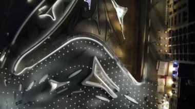 Gece Lefkoşe. Şehir trafiği sağlıyor. Gece şehrinin en iyi manzarası. Kıbrıs geceleri. Karanlıkta Lefkoşe.