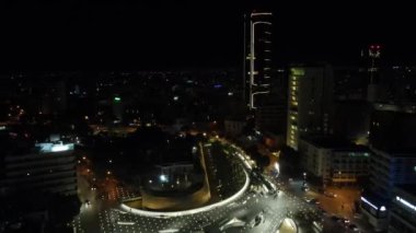 Gece Lefkoşe. Şehir trafiği sağlıyor. Gece şehrinin en iyi manzarası. Kıbrıs geceleri. Karanlıkta Lefkoşe.