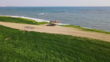 Kıbrıs. Akdeniz 'in gündüz manzarası. Bir İHA 'dan ateş etmek. Gündüz deniz manzarası ve yeşil çayırlar. Tarlalar ve su. Güzel manzara.