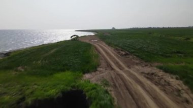 Kıbrıs. Akdeniz 'in gündüz manzarası. Bir İHA 'dan ateş etmek. Gündüz deniz manzarası ve yeşil çayırlar. Tarlalar ve su. Güzel manzara.