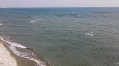 Kıbrıs. Akdeniz 'in gündüz manzarası. Bir İHA 'dan ateş etmek. Gündüz deniz manzarası ve yeşil çayırlar. Tarlalar ve su. Güzel manzara.