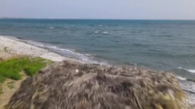 Kıbrıs. Akdeniz 'in gündüz manzarası. Bir İHA 'dan ateş etmek. Gündüz deniz manzarası ve yeşil çayırlar. Tarlalar ve su. Güzel manzara.