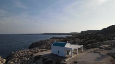 Küçük Yunan kilisesi. Akdeniz manzaralı. Deniz ve dağlar.