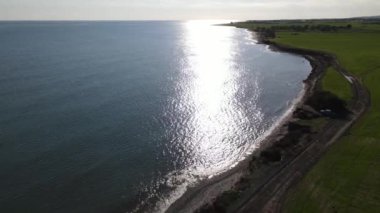 Kıbrıs yeşil alanları. Deniz ve dalgalar. Larnaca yakınlarındaki güzel manzaraların üzerinden uç. Kıbrıs. Akdeniz 'de. Gündüz.
