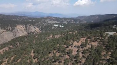 Kıbrıs. Güzel dağ manzarası. Troodos Dağları. Yaz görünümü.