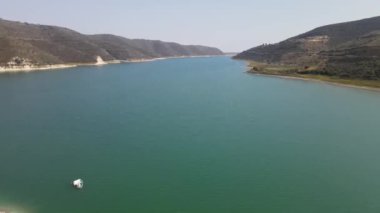 Kıbrıs. Kouris Rezervuarı. Güzel dağ manzarası. Göl. Yaz görünümü.