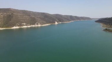 Kıbrıs. Kouris Rezervuarı. Güzel dağ manzarası. Göl. Yaz görünümü.